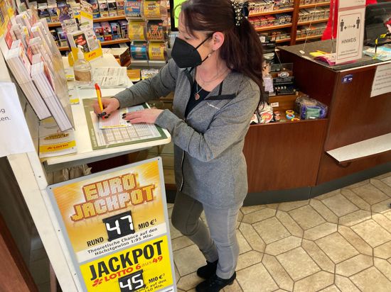 Frau beim Lottoschein-Ausfüllen