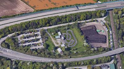 Hier könnte die Biogasanlage entstehen: Das Minidrom-Gelände des MC Ettlingen mit dem benachbarten Grüngutsammelplatz Eiswiese. 