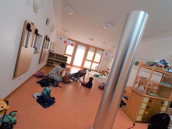 Eine mobile Luftfilteranlage steht in einem Raum des Regenbogen-Kindergartens in Ettlingen