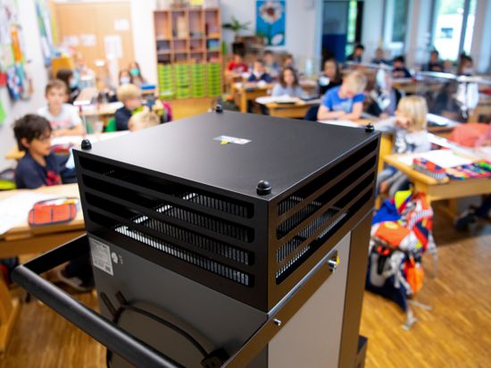 Ein Luftfilter steht in einem Klassenraum an der Grundschule Neubiberg. +++ dpa-Bildfunk +++