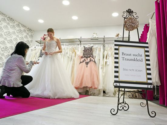 Vorbereitung für den großen Tag: Eine Frau probiert im Brautmodengeschäft „Märchenbraut“ in Ettlingen ein Kleid an. 