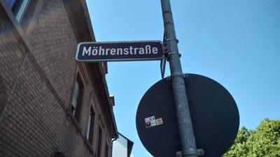 Straßenschild der Mohrenstraße in Ettlingen. Zwei Punkte über dem „O” machen die Straße zur „Möhrenstraße”.