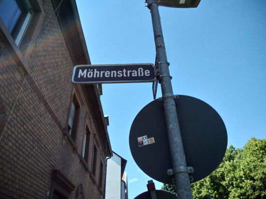 Straßenschild der Mohrenstraße in Ettlingen. Zwei Punkte über dem „O” machen die Straße zur „Möhrenstraße”.