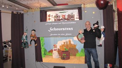 Vor der selbst gebauten Bühne im Hof in der Seminarstraße 4 zeigt Puppenspieler Wolfgang Litfin in seiner rechten Hand die für das Stück „Hänsel und Gretel“ ab Herbst selbst gebaute Marionette des „Hänsel“. 
