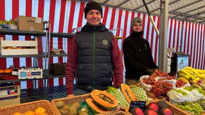 Julien Schippers (links) und Noah Irrek an ihrem Obst- und Gemüsestand auf dem Ettlinger Markt.