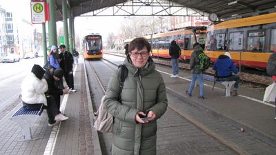 In vollen Bahnen trägt sie immer eine Maske sagt die aus Rumänien stammende Liliana Bara, die am Stadtbahnhof auf eine Bahn wartet.