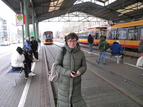 In vollen Bahnen trägt sie immer eine Maske sagt die aus Rumänien stammende Liliana Bara, die am Stadtbahnhof auf eine Bahn wartet.