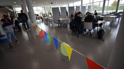 Die Luftballons von der Eröffnung hängen noch: Anfang der Woche hat die neue Mensa am Ettlinger Schulzentrum den Betrieb aufgenommen.