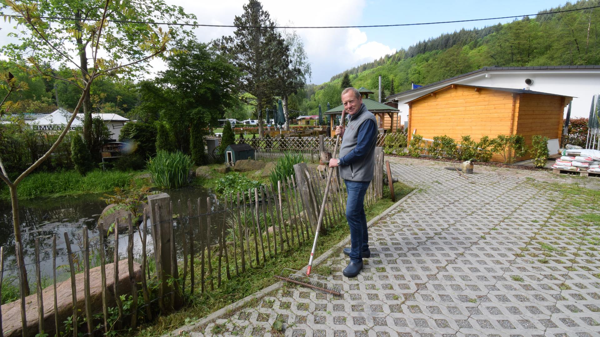 Michael Herfurth, der Betreiber des Campingplatz Albtal in Waldbronn-Neurod, steht vor dem Teich in seiner Anlage.
