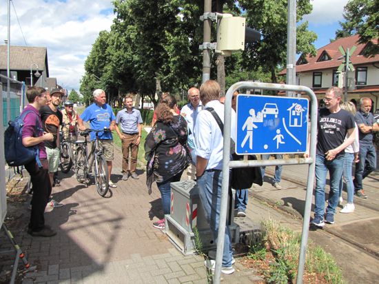  Die Ausfahrt nur nach rechts aus der Spielstraßenzone der Karlsruher Straße kritisiert Bürger Joachim Schröder (Mitte mit Rad und blauem Shirt) und fordert vorher eine Umleitung.