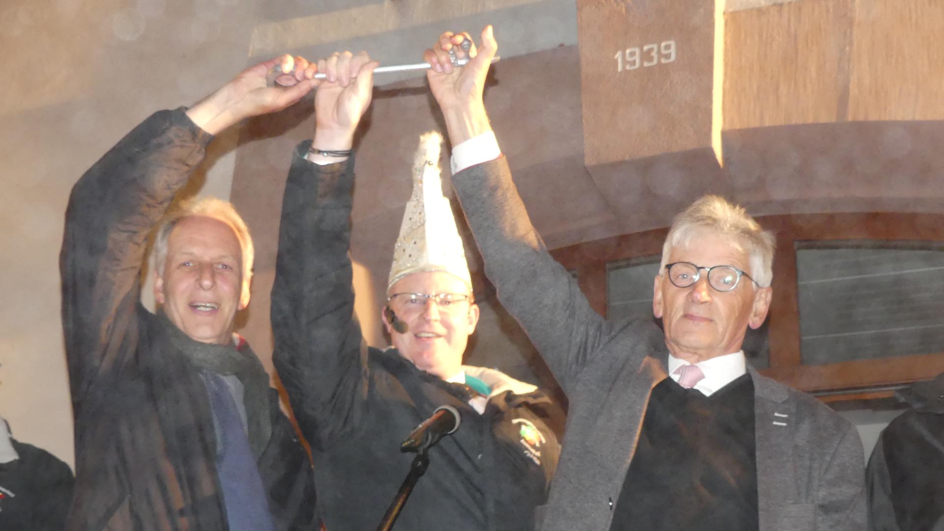 Entmachtung der Obrigkeit: Der Rathausschlüssel ist in Narrenhand. Fastnachtspräsident Christian Zechiel (Mitte) hat ihn Ortsvorsteher Hans Kleiner (rechts) und Bürgermeister Jens Timm entrissen.