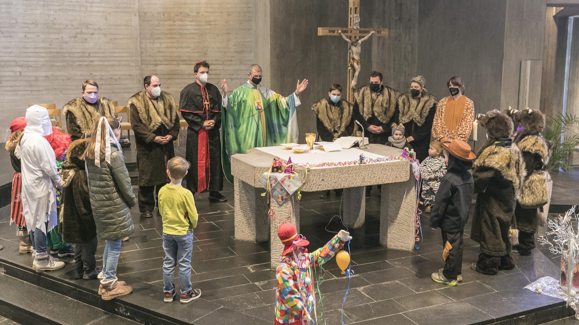 Beim Vaterunser um den Altar: Militärdekan Siegfried Weber (Mitte) feierte mit den Spessarter Ebern und vielen Kostümierten in der Kirche St. Antonius die traditionelle Narrenmesse.