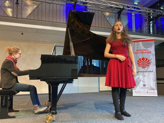 4.2.2023: Nuria Donata Bauer singt in der Musikschule Ettlingen beim Regionalwettbewerb „Jugend musiziert“ 2023 Karlsruhe-Land, am Klavier begleitet von Magdalena Wolfarth.