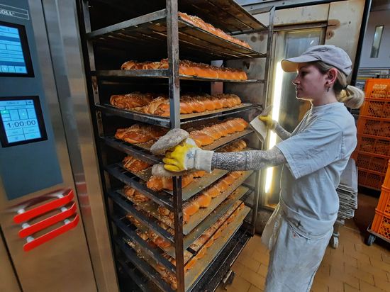 Vorsicht, heiß: In der Bäckerei Nussbaumer in Waldbronn holt Juliana Kreuscher gerade die Hefezöpfe aus dem Ofen. Die steigenden Strompreise bereiten dem Unternehmen Sorgen.