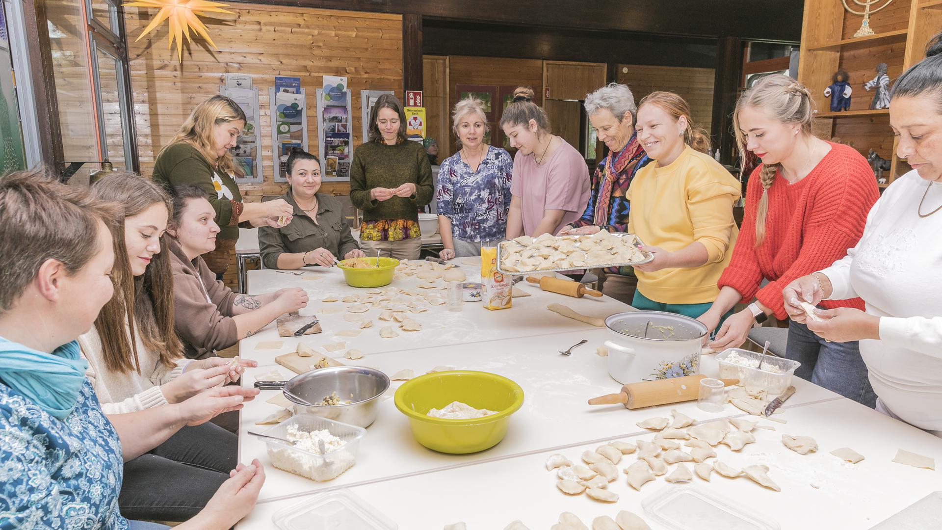 Am großen Tisch vereint beim orthodoxen Weihnachtsfest: Im Gemeindezentrum der Ettlinger Luthergemeinde in Bruchhausen machen ukrainische Frauen ihren Helfern eine Freude und kochen Köstlichkeiten aus ihrer Heimat.