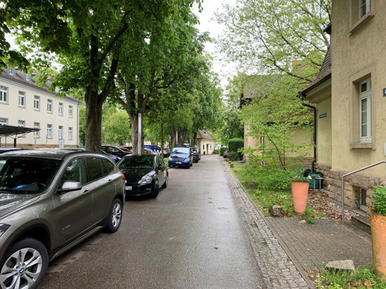 Autos stehen im Parkverbot auf dem Dickhäuterplatz in Ettlingen