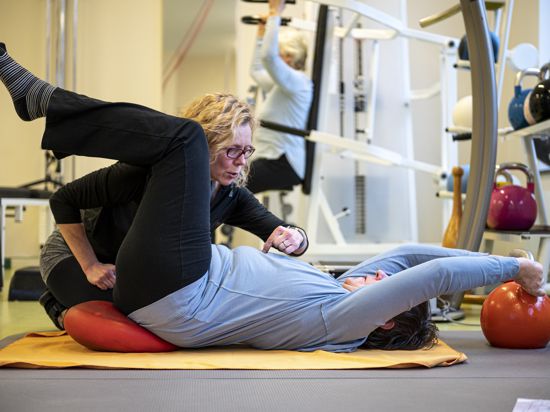 Anke von Popowski (l), Trainerin im Sport-Gesundheitspark Berlin-Zehlendorf, betreut Gisela Osuch-Trogisch bei ihren Übungen. (zu dpa "Nach dem Krebs wieder auf die Beine kommen - wie Sport hilft") +++ dpa-Bildfunk +++