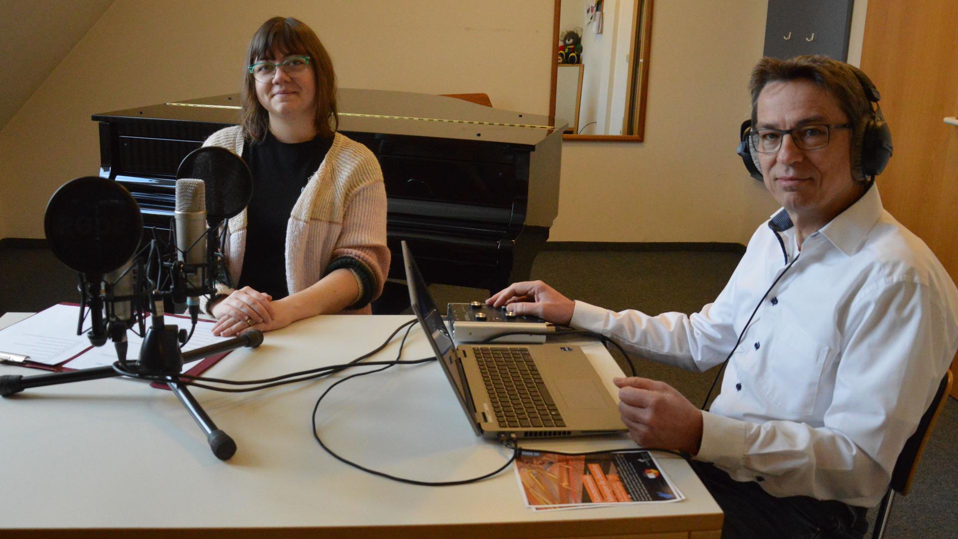 Die Leiterin des Ettlinger Stadtarchivs, Christiane Pechwitz, und der Leiter der Musikschule, Stefan Moehrke, bei der Produktion des Podcasts „Santé & Broschd“ 