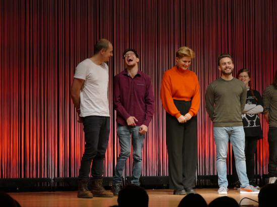 Andreas Rebholz (Ulm), Kai Bosch (Backnang), Ria Luft (Heidelberg) und Philip Stroh (Offenburg, von links) freuten sich beim Poetry Slam in der Stadthalle Ettlingen über den Einzug ins Finale.