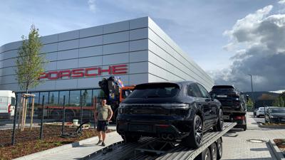 Zwei Porsche werden zum neuen Porsche-Zentrum in Ettlingen transportiert
