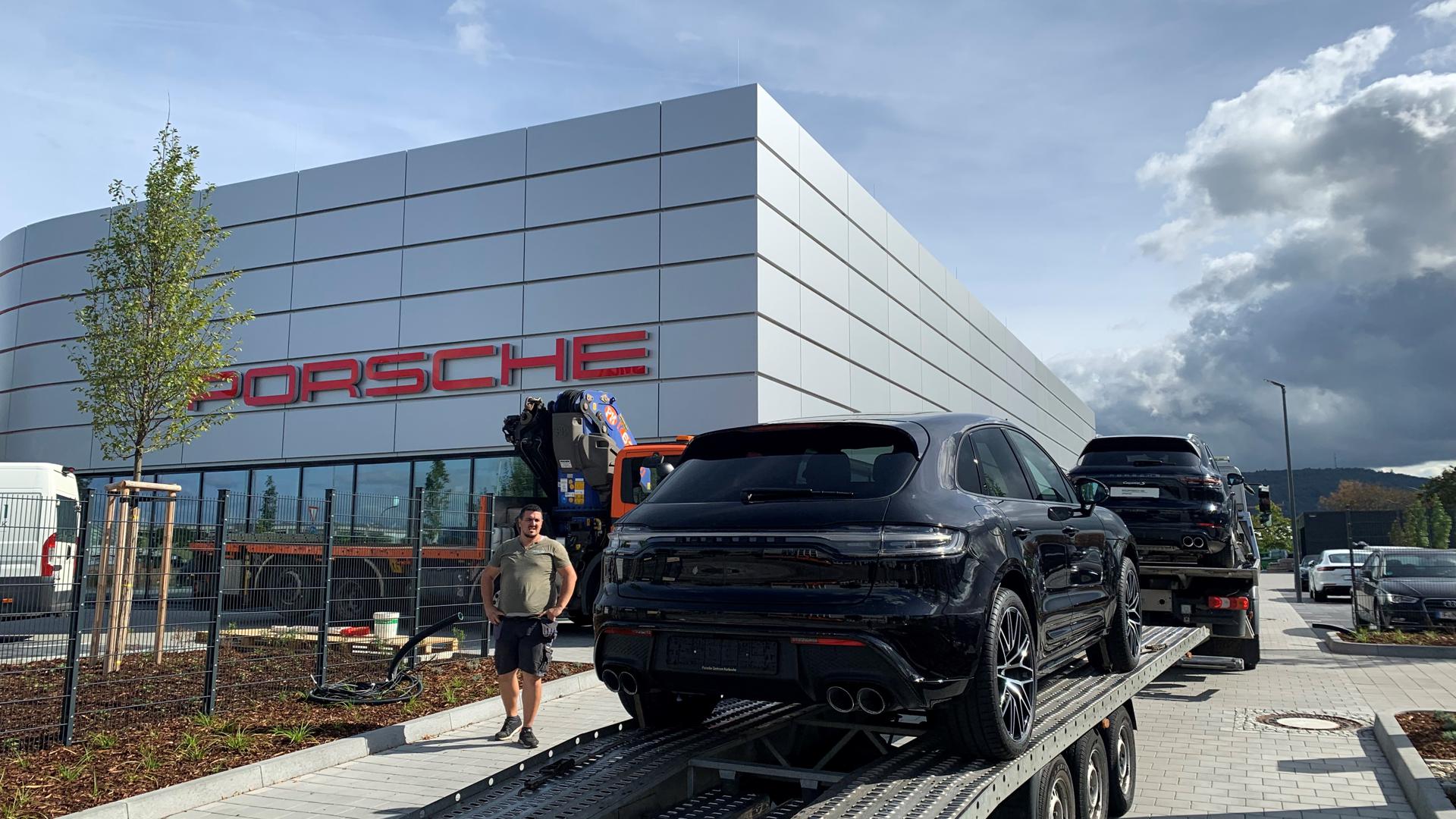 Zwei Porsche-Modelle werden zum neuen Porsche-Zentrum in Ettlingen transportiert