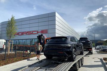 Zwei Porsche werden zum neuen Porsche-Zentrum in Ettlingen transportiert