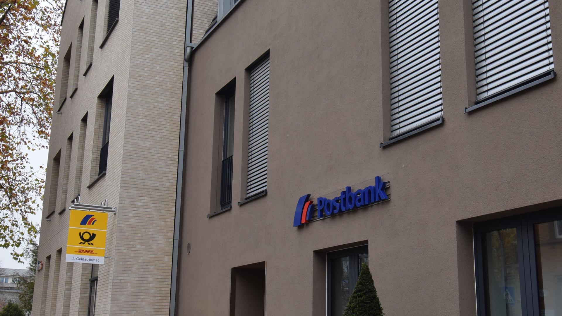Außenansicht des Gebäudes der Postbank in Ettlingen.