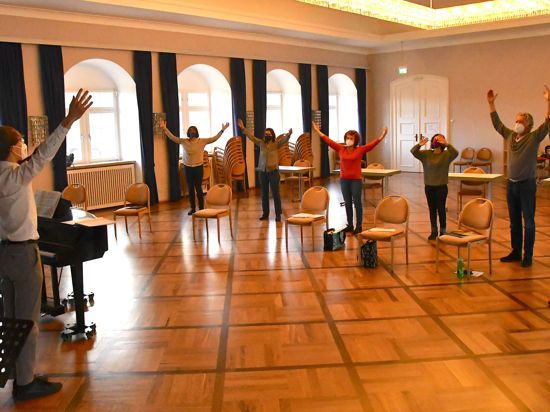 Am Wochenende trafen sich zahlreiche Sängerinnen und Sänger zum Einsingen für den Bürgerchor, der bei den Aufführungen der Oper „Carmen“ im Rahmen der Ettlinger Schlossfestspiele auf der Bühne stehen wird.