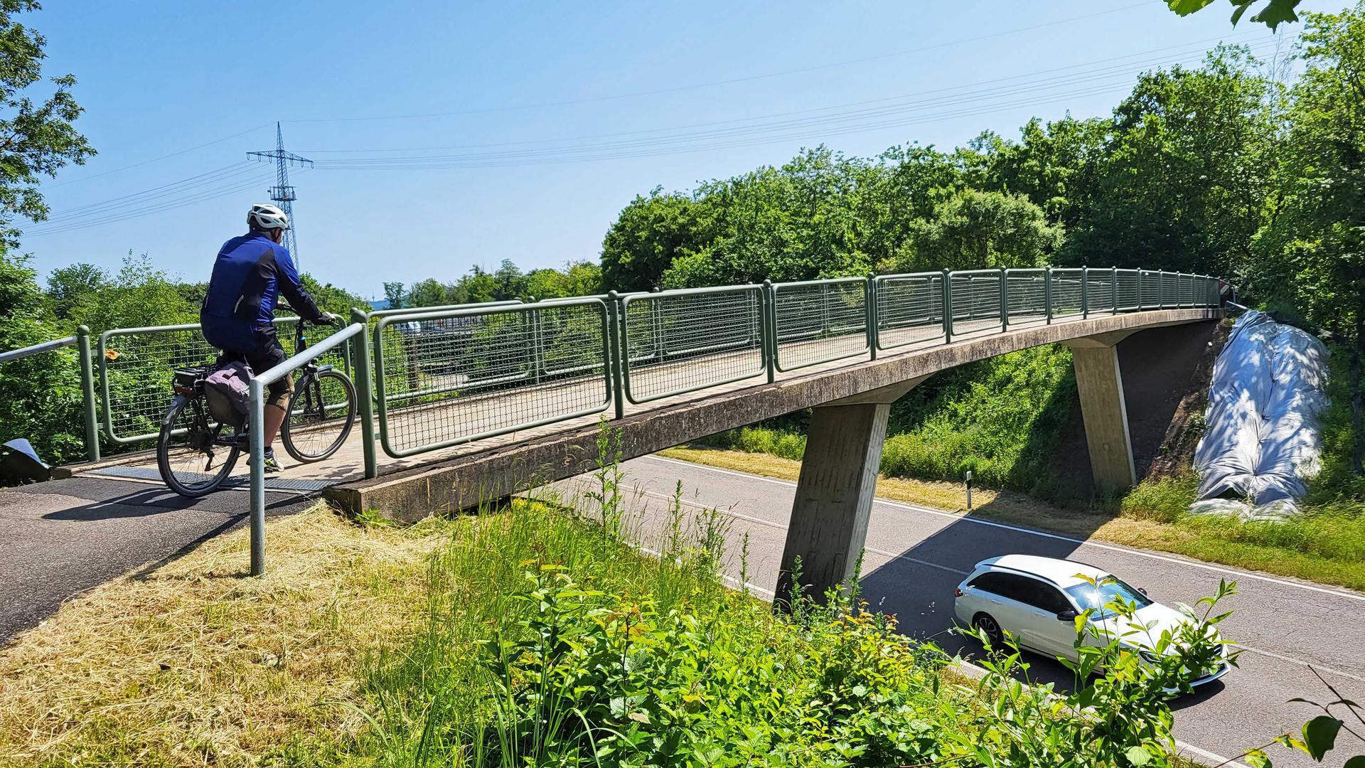 Zu gefährlich ist laut Regierungspräsidium die Radbrücke über die Bundesstraße 3 bei Ettlingen-Bruchhausen, da die Geländerhöhe nicht den Vorschriften entspricht.