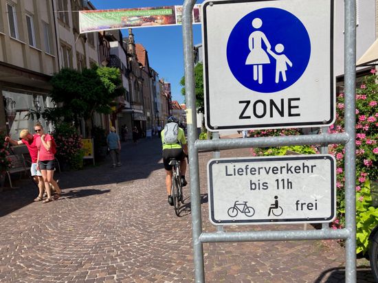 Radverkehr frei gilt für die Ettlinger Fußgängerzone, es muss also nicht grundsätzlich abgestiegen werden, zeigt das Schild am Eingang zur Leopoldstraße an.