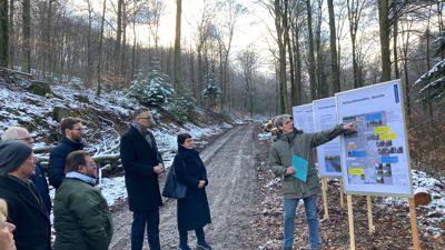 Diskussion an Waldweg mit Schaubildern