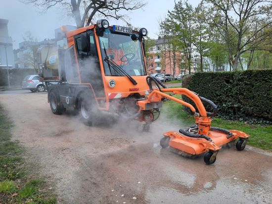 Mit Dampf gegen Unkraut: Das „Heißwassergerät“ des Baubetriebshofs Ettlingen befreit Rinnsteine im ganzen Stadtgebiet von Wildwuchs.