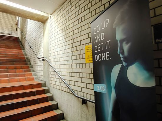 Treppe hinauf zu einem Fitness-Studio