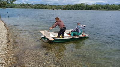 Zwei Männer in einem Boot auf dem Fermasee.