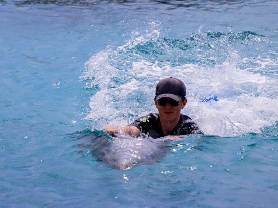 Robert Wollhöwer schwimmt mit Therapiedelfin im karibischen Meer.