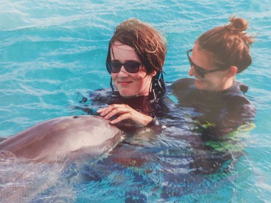 Ganz nah dran: Robert Wollhöwer bei der Delfintherapie auf Curacao mit seiner Delfintrainerin und Delfindame Chabelita.  