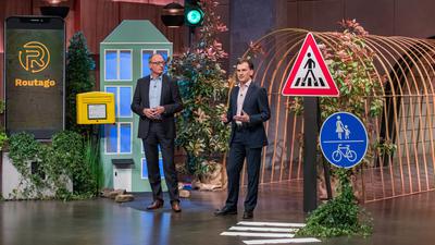 In der „Höhle der Löwen“: Gerd Güldenpfennig (links) und Stefan Siebert von „Routago“aus Ettlingen präsentieren ihre Idee in der Fernsehshow auf Vox. Die finale Folge wird am 7. Juni ausgestrahlt. 