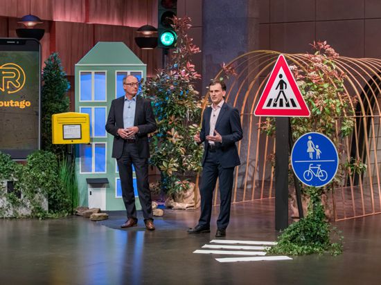 In der „Höhle der Löwen“: Gerd Güldenpfennig (links) und Stefan Siebert von „Routago“aus Ettlingen präsentieren ihre Idee in der Fernsehshow auf Vox. Die finale Folge wird am 7. Juni ausgestrahlt. 