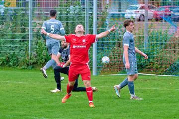 Liridon Abazi (rotes Trikot) freut sich über ein Tor für den SSV Ettlingen gegen den SV Völkersbach.