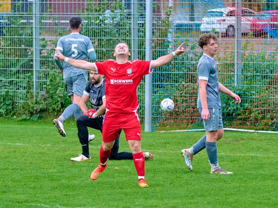Liridon Abazi (rotes Trikot) freut sich über ein Tor für den SSV Ettlingen gegen den SV Völkersbach.