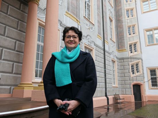 Vor historischer Kulisse am Ettlinger Schloss: Die Grünen-Abgeordnete Barbara Saebel bewirbt sich erneut um ein Mandat im baden-württembergischen Landtag.