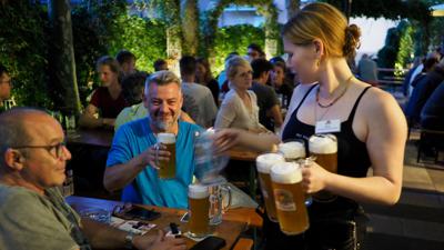 Viel zu tun hat Cora Siebert im Biergarten des Vogelbraeu in Ettlingen an warmen Abenden