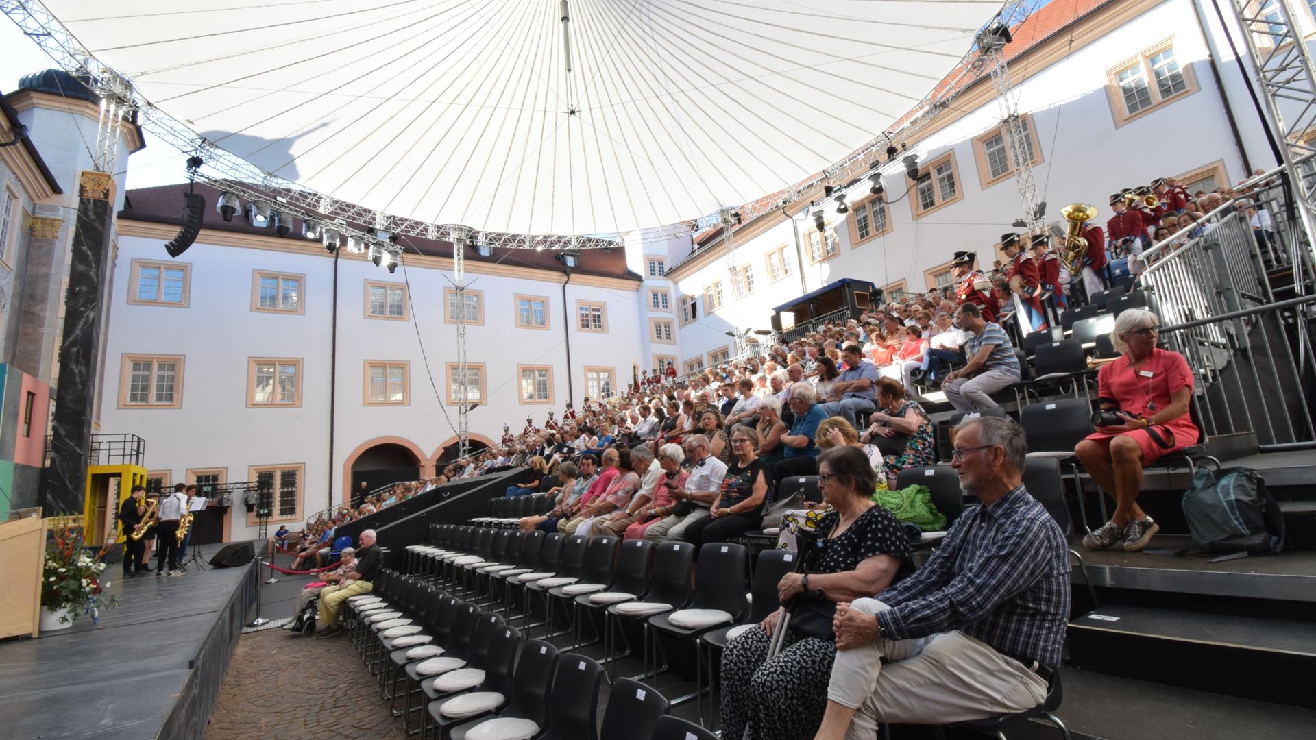 Mit einem Festakt im Schlosshof wurde am Wochenende in Ettlingen das 70-jährige Bestehen der Städtepartnerschaft mit Epernay gefeiert. 