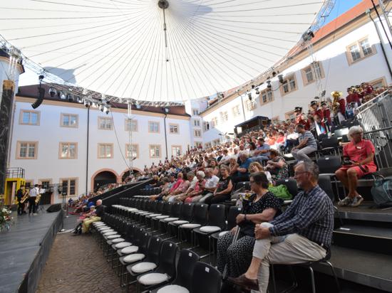 Mit einem Festakt im Schlosshof wurde am Wochenende in Ettlingen das 70-jährige Bestehen der Städtepartnerschaft mit Epernay gefeiert. 