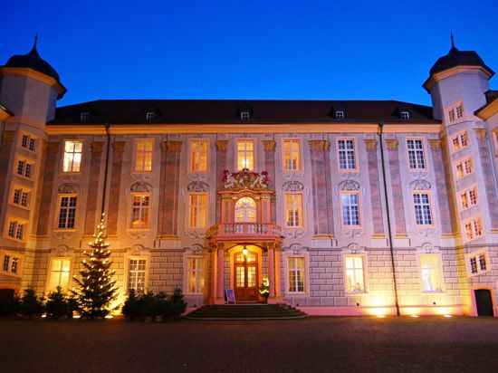 Herzstück der Sternlesstadt: Im Ettlinger Schlosshof werden die Glühwein- und Imbissbuden aufgebaut, am Einlass gilt 2G. 