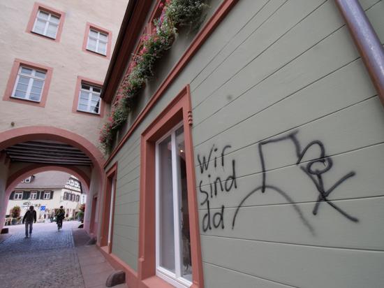 Drohung an der Wand zu den Ratsstuben: Ein 37-Jähriger hat nachts in Ettlingen Hauswände und Wahlplakate mit Schmierereien versehen.
