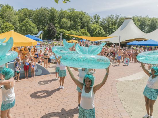 Auftritt der Tanzenden Schwimmringe: Die Gruppe des Vereins zur Förderung des Waldbades sorgt im Rahmen des Schwimmbadfestes für gute Stimmung und erntet Applaus.
