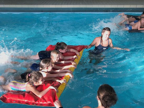 Matte mit vier Außenbordmotoren:  Zu Beginn der einstündigen Übungseinheit des Nichtschwimmer-Kurses der DLRG Malsch strampeln die Kinder sich warm.