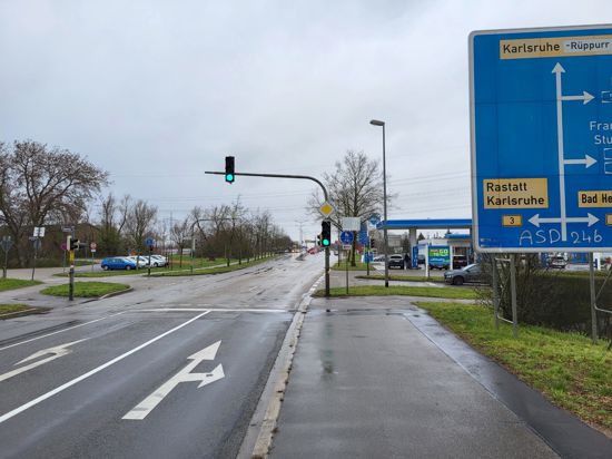 Neuer Weg nach Rüppurr: Am Mittwochnachmittag sollen Radfahrer und Fußgänger noch vor der Seehofkreuzung nach rechts umgeleitet werden. Die Umleitungsstrecke gilt auch aus Richtung Karlsruhe.