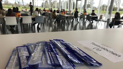 Testungen in der Mensa: Am Albertus-Magnus-Gymnasium in Ettlingen konnten sich die ersten Schüler am Montag einem Corona-Selbsttest unterziehen.